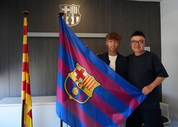 华体会-创历史！14岁李昊炎正式签约巴萨梯队，成为中国第1人，董路自豪|巴塞罗那|拉玛西亚|达姆|中国足球小将|皇家马德里_新浪体育_新浪新闻